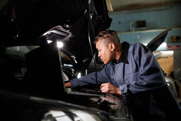 ide-view-portrait-female-mechanic-repairing-truck-engine-garage-with-accent-light_